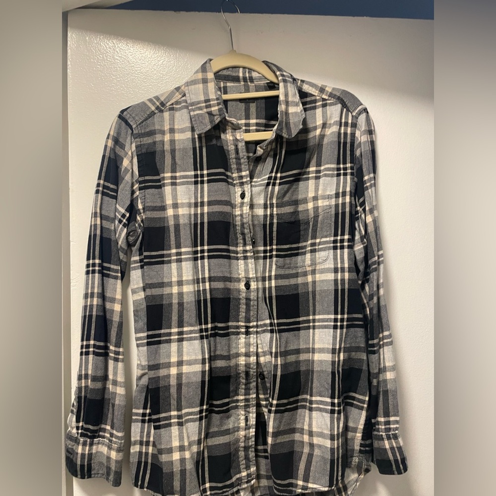Uniqlo Women's Black and White Plaid Button Down Shirt